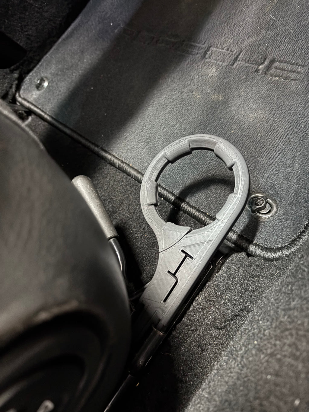 Cup holder for seat rail, magnetic