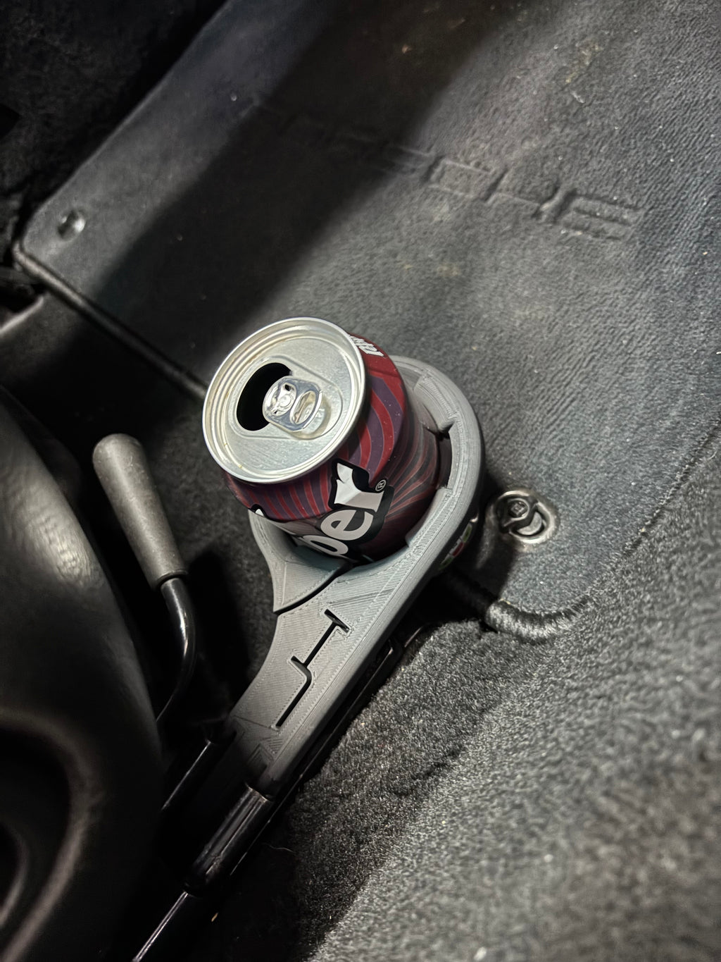 Cup holder for seat rail, magnetic